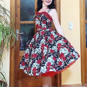 Pinup Rockabilly ruha koponyás rózsás, punk  goth - ruha & divat - női ruha - ruha - Meska.hu