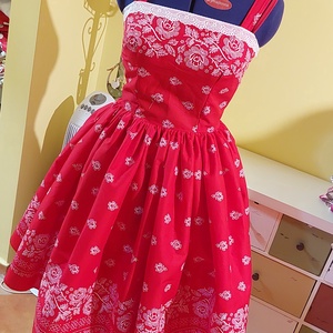 Pinup Rockabilly ruha, kékfestő mintás, piros bordűrös virágos, madeira csipkés, népi - ruha & divat - női ruha - ruha - Meska.hu