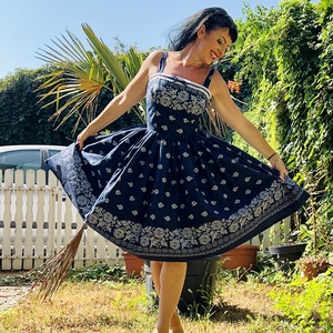 Pinup Rockabilly ruha, kékfestő mintás, piros bordűrös virágos, madeira csipkés, népi - Meska.hu