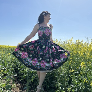 Pinup Rockabilly ruha, rózsás bordűr mintás, piros bordűrös virágos, madeira csipkés, népi - ruha & divat - női ruha - ruha - Meska.hu