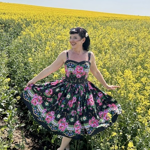 Pinup Rockabilly ruha, rózsás bordűr mintás, piros bordűrös virágos, madeira csipkés, népi - ruha & divat - női ruha - ruha - Meska.hu