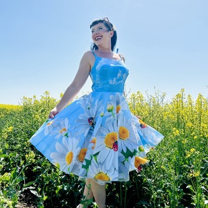 Pinup Rockabilly ruha, látványos százszorszép,  margaréta mintás katica, felhő, kék ég mintával  - ruha & divat - női ruha - ruha - Meska.hu
