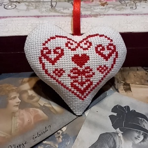  Keresztszemes szív piros mintával - Meska.hu