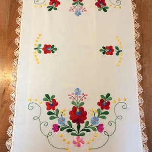 Matyó terítő Matyóföldről ( kézzel hímzett)  4590 cm - otthon & életmód - konyhafelszerelés, tálalás - tálalás - terítő - Meska.hu