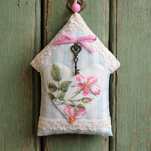 Csipkerózsás házikó - ajtódísz , Otthon & Életmód, Dekoráció, Fali és függő dekoráció, Függődísz, Varrás, MESKA