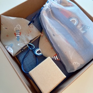 babaköszöntő - emlékőrző box - muszlin takaró, szundikendő, cumitartó zsák, tejfoggyűjtő doboz - sötétkék, világűr - játék & sport - babalátogató ajándékcsomag - Meska.hu
