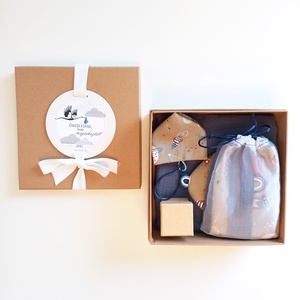 babaköszöntő - emlékőrző box - muszlin takaró, szundikendő, cumitartó zsák, tejfoggyűjtő doboz - sötétkék, világűr, Játék & Sport, Babalátogató ajándékcsomag, Varrás, MESKA