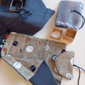 babaköszöntő - emlékőrző box - muszlin takaró, szundikendő, cumitartó zsák, tejfoggyűjtő doboz - sötétkék, világűr - játék & sport - babalátogató ajándékcsomag - Meska.hu