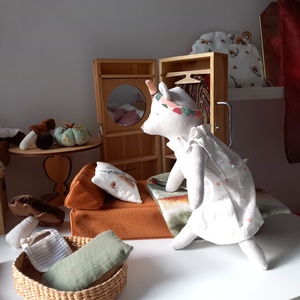 hordozható babaszoba - babaház készlet - szekrény, ruhafogasokkal, tükörrel, ágy ágyneművel, zöld - barna - okker, Játék & Sport, Baba & babaház, Babaház, , MESKA