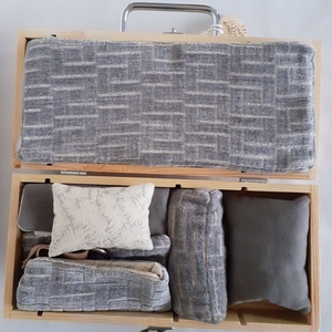 Hordozható babaszoba - babaház készlet - szekrény, ruhafogasokkal, tükörrel, ágy ágyneművel - játék & sport - baba & babaház - babaház - Meska.hu