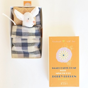 Egérke - textil-, marokjáték gyufásdobozban, kihajtogatható mini hálószobával, Játék & Sport, Plüssállat & Játékfigura, Egér, Varrás, Papírművészet, MESKA