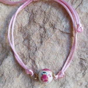 rózsaszín selyemzsinóros, virágos karkötő  - ékszer - karkötő - gyöngyös karkötő - Meska.hu