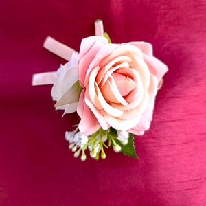 vőlegény/ fiú tanú kitűző,  rózsaszín- fehér virágokkal - Meska.hu