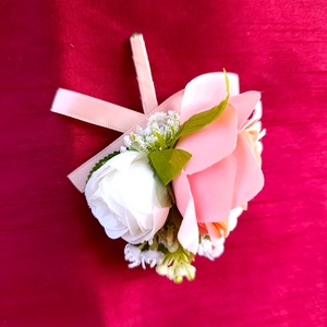 vőlegény/ fiú tanú kitűző,  rózsaszín- fehér virágokkal - esküvő - meghívó & kártya - tanú felkérő - Meska.hu