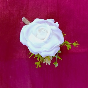 Vőlegény/Fiú tanú kitűző, fehér rózsával - Meska.hu