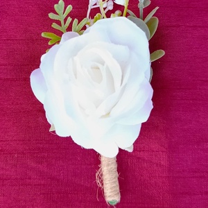 Vőlegény/Fiú tanú kitűző, fehér rózsával - esküvő - kiegészítők - kitűző - Meska.hu