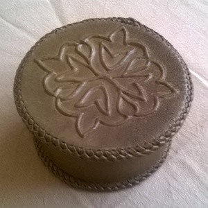 Szironyozott fedélen domborított bőr ékszer tartó doboz - Meska.hu