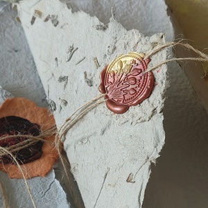  8 db 7,5x15 cm kézműves papír ajándékcsomagolásban, viaszpecséttel.  - otthon & életmód - papír, írószer - ajándékozás kellékei - ajándékkísérő - Meska.hu