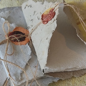  8 db 7,5x15 cm kézműves papír ajándékcsomagolásban, viaszpecséttel.  - otthon & életmód - papír, írószer - ajándékozás kellékei - ajándékkísérő - Meska.hu