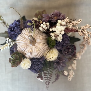 őszi asztaldísz lila - bézs [tök, krizantém, hortenzia] - otthon & életmód - dekoráció - virágdísz és tartó - koszorú - Meska.hu