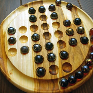 Remetejáték Meggyfa 01 (angol táblás peg solitaire) - játék & sport - táblajáték és kártyajáték - társasjátékok - Meska.hu