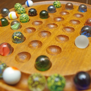 Remetejáték (szőke dió színben színes üveggolyókkal) (angol táblás peg solitaire) - játék & sport - táblajáték és kártyajáték - társasjátékok - Meska.hu