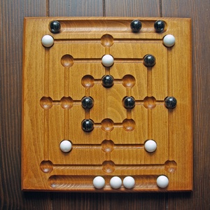 Malom (szőke dió színben, fekete-fehér üveggolyókkal) - játék & sport - táblajáték és kártyajáték - társasjátékok - Meska.hu