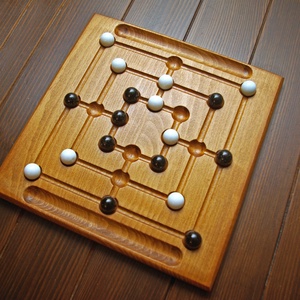 Malom (szőke dió színben, fekete-fehér üveggolyókkal) - játék & sport - táblajáték és kártyajáték - társasjátékok - Meska.hu