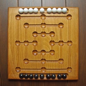 Malom (szőke dió színben, fekete-fehér üveggolyókkal), Játék & Sport, Táblajáték és Kártyajáték, Társasjátékok, Famegmunkálás, MESKA