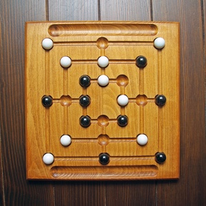 Malom (szőke dió színben, fekete-fehér üveggolyókkal) - játék & sport - táblajáték és kártyajáték - társasjátékok - Meska.hu