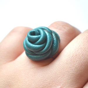 Türkiz rózsa-gyűrű valódi bőrből - ékszer - gyűrű - statement gyűrű - Meska.hu