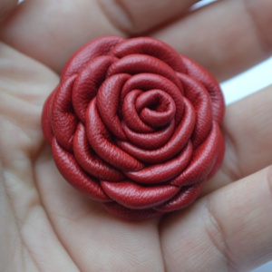 Rózsa-kitűző valódi bőrből - ékszer - kitűző és bross - Meska.hu