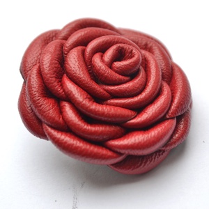 Rózsa-kitűző valódi bőrből - ékszer - kitűző és bross - Meska.hu