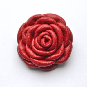 Rózsa-kitűző valódi bőrből - ékszer - kitűző és bross - Meska.hu