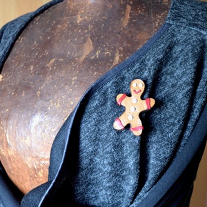 Mézeskalács baba-kitűző valódi bőrből  - ékszer - kitűző és bross - kitűző - Meska.hu
