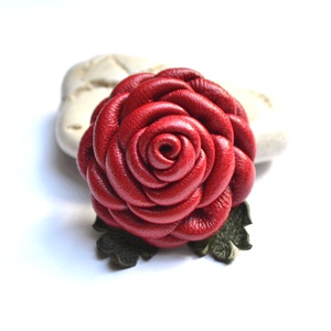 Rózsa-kitűző valódi bőrből - ékszer - kitűző és bross - Meska.hu