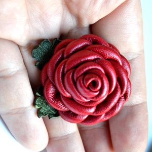 Rózsa-kitűző valódi bőrből - ékszer - kitűző és bross - Meska.hu