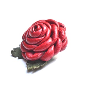 Rózsa-kitűző valódi bőrből - ékszer - kitűző és bross - Meska.hu