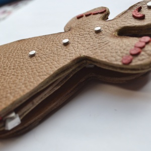 Mézeskalács baba-karácsonyfadísz valódi bőrből - karácsony - karácsonyi lakásdekoráció - karácsonyfadíszek - Meska.hu