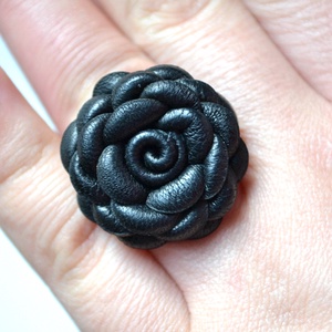 Fekete-extra gyűrű valódi bőrből - ékszer - gyűrű - statement gyűrű - Meska.hu