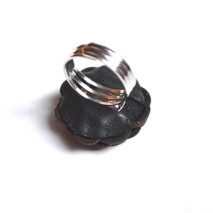 Fekete-extra gyűrű valódi bőrből - ékszer - gyűrű - statement gyűrű - Meska.hu