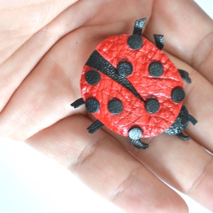 Katica-kitűző valódi bőrből - ékszer - kitűző és bross - Meska.hu