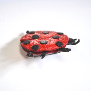 Katica-kitűző valódi bőrből - ékszer - kitűző és bross - Meska.hu