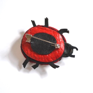 Katica-kitűző valódi bőrből - ékszer - kitűző és bross - Meska.hu