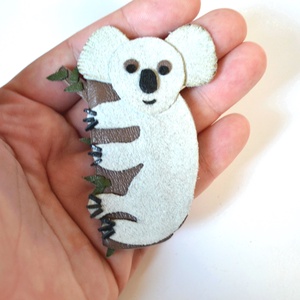 Koala eukaliptusszal-kitűző valódi bőrből - ékszer - kitűző és bross - kitűző - Meska.hu