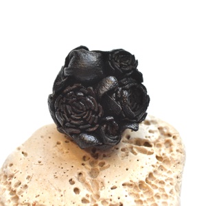 Black dahlias-gyűrű valódi bőrből - ékszer - gyűrű - statement gyűrű - Meska.hu