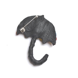 Pöttyös esernyő-kitűző valódi bőrből - ékszer - kitűző és bross - kitűző - Meska.hu