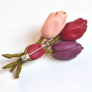 Tulipáncsokor-kitűző valódi bőrből  - ékszer - kitűző és bross - Meska.hu
