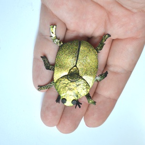 Aranyos rózsabogár-kitűző valódi bőrből - ékszer - kitűző és bross - kitűző - Meska.hu