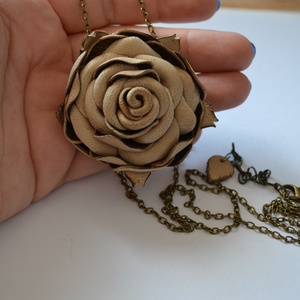 Beige Rose-hosszú nyaklánc valódi bőrrel - ékszer - nyaklánc - hosszú nyaklánc - Meska.hu